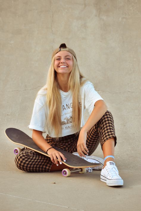 Skate Girl Photography skateboard Utah poses Skater Girl Photoshoots, Skater Girl Fits, Skate Photoshoot, Skate Girl Outfit, Girly Winter Outfits, Skater Girl Aesthetic, Converse Girls, Skater Girl Style, Skateboard Fashion