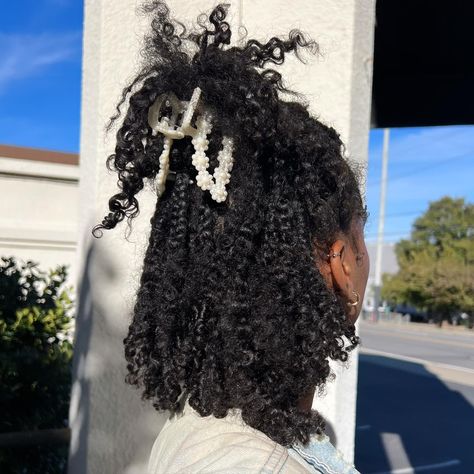 Boho braids photo dump 💗🍂 I’ve been rocking them for almost a week and I’m loving itttt. So easy to style. I still feminine with it. I’ve been doing cute claw clip styles and half up half downs 🥰 I haven’t needed to refresh it yet, but I’ll show you all when I do. I’ll prob just spray it with so herb water and re define some of my curls. @areiihairproducts ••••••••••••••••••••••••••••••••••••••••••••••••••••• #likeforlikes #naturalhairstyles #naturalhairdaily #naturalhairrocks #naturalha... Claw Clip Styles, Herb Water, Do Cute, Boho Braids, Claw Clip, Half Up, Photo Dump, Natural Hair Styles, Braids