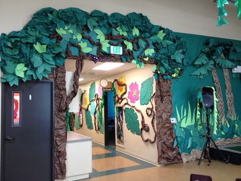 VBS jungle theme Safari Vbs, Rainforest Classroom, Vbs Jungle, Preschool Jungle, Safari Crafts, Jungle Theme Decorations, Jungle Crafts, Jungle Theme Classroom, Rainforest Theme