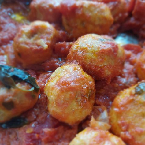 Ricotta Balls In Tomato Sauce, Ricotta Cheese Balls, Ricotta Balls Recipe, Snacky Lunches, Rice Ball Recipe, Cottage Cheese Balls, Ricotta Balls, Cheese Meatballs, Recipe With Ricotta