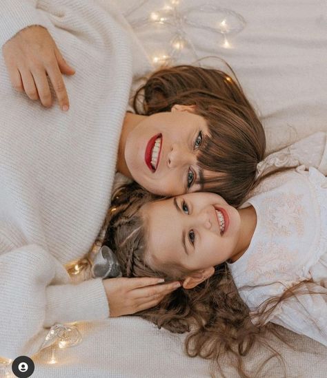 Christmas Photo Mom And Daughter, Mom Daughter Christmas Photoshoot, Mother And Daughter Christmas Photoshoot, Mom And Daughter Christmas Photoshoot, Mother Daughter Christmas Pictures, Toddler Christmas Photoshoot, Mother Daughter Photography Poses, Christmas Fashion Photography, Christmas Photography Family