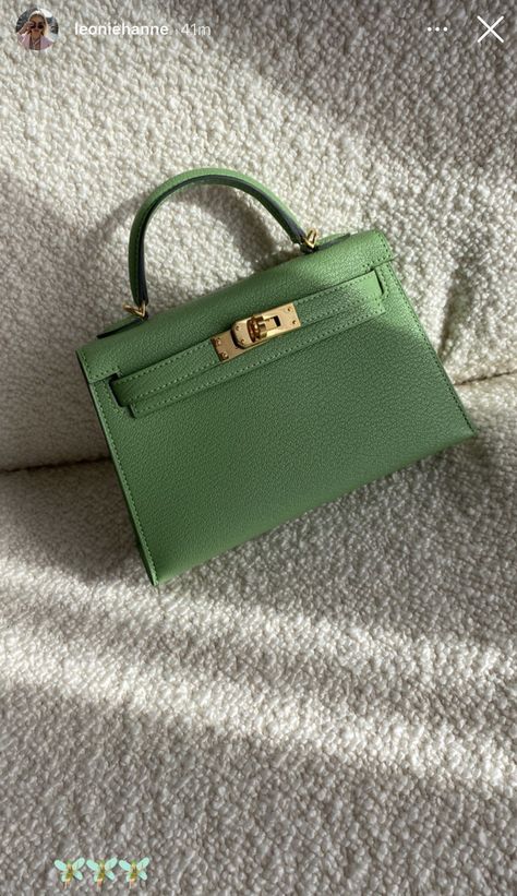 Hermes Birkin Green, Lux Fashion, Hermes Kelly Bag, Womens Designer Bags, Girly Bags, Kelly Bag, Luxury Purses, Bags Aesthetic, Pretty Bags