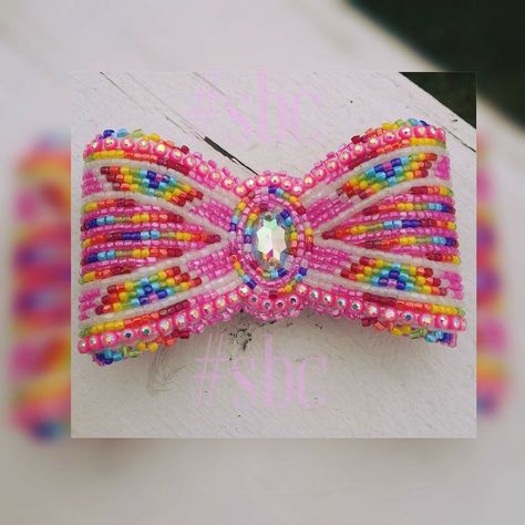 Beaded bow Beaded Hair Bows Native American, Beaded Bows Native American, Powwow Beadwork, Bow Beads, Beadwork Ideas, Native American Beadwork Patterns, Beautiful Beaded Earring, Beaded Bow, Native Beading