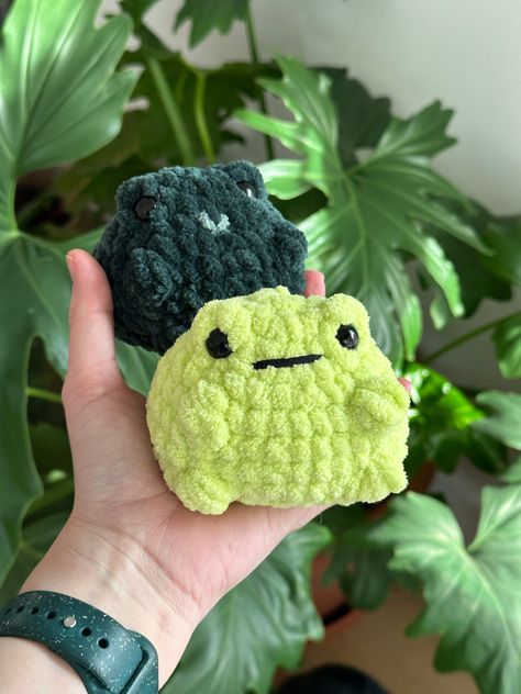 Create your own charming amigurumi frog with this easy pattern, perfect for beginners. We offer both free and paid crochet patterns to suit all your crafting needs. Hop into the world of crochet today! #CrochetPatterns #Amigurumi #CrochetFrog #DIYProjects #BeginnerCrochet Crochet Animal Pouch, Green Crochet Patterns, Green Amigurumi, Sunflower Granny Square Pattern, Sunflower Granny Square, Frog Crochet, Pattern Home Decor, Granny Square Pattern, Easy Crochet Animals