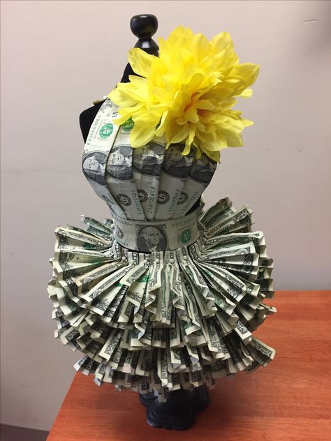 Money Dress Money Craft, Money Bouquets, Money Cakes, Chocolate San Valentin, Money Creation, Cash Gifts, Money Dress, Dollar Origami, Dollar Bill Origami