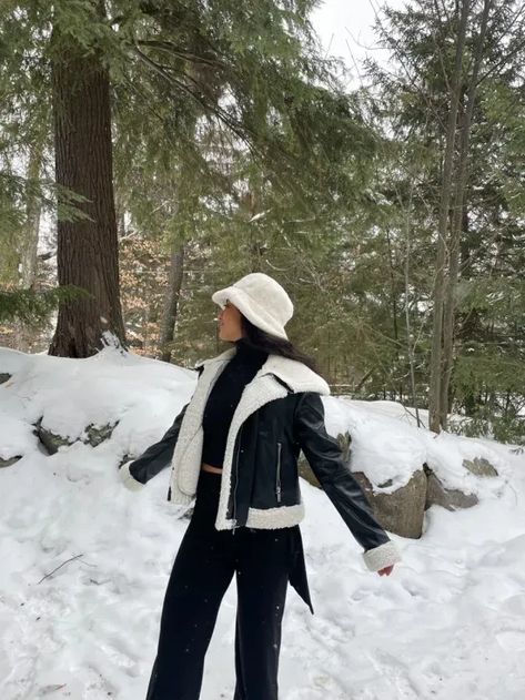 Winter Outfits With Bucket Hat, White Hat Winter Outfit, Winter Fashion Outfits With Hats, Fuzzy Hats Outfit, Sherpa Bucket Hat Outfit Winter, Winter Outfits Bucket Hat, Fuzzy Hat Outfit Winter, Bucket Hat For Winter, Fur Bucket Hat Outfit Winter