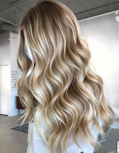 mittelblonde haare mit strähnen in hellblond frisur mit wellen Brown Lowlights, Caramel Blonde Hair, Lowlights Blonde, Perfect Blonde Hair, Summer Blonde Hair, Dyed Blonde Hair, Honey Blonde Hair, Blonde Hair Inspiration, Blonde Hair Shades