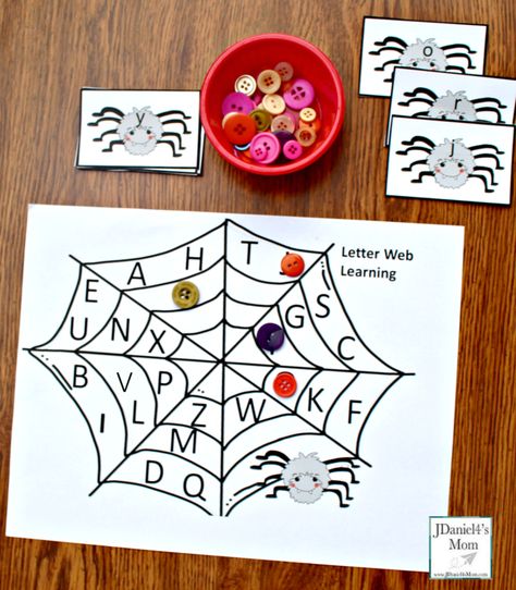 Alphabet Match Game with a Spider Theme - This is a free printable set includes spider letter cards and letter web. Themed Alphabet Letters, Spiders Preschool, Spider Card, Halloween Literacy, Spider Activities, Spider Theme, Bugs Preschool, Halloween Kindergarten, Abc Activities