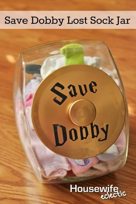 Make a lost sock jar for your laundry room. Organization Socks, Harry Potter Shower, Stile Harry Potter, Jar Saving, Harry Potter Nursery, Dollar Store Diy Organization, Lost Socks, Harry Potter Baby Shower, Festa Harry Potter