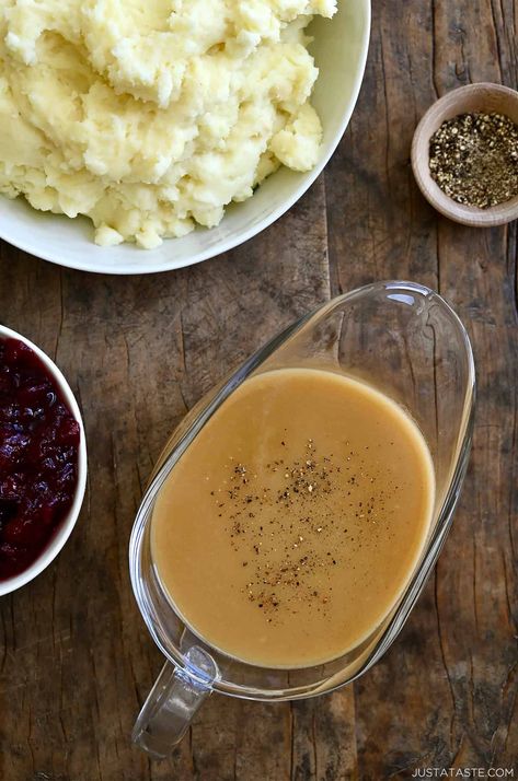 Making Gravy Without Drippings, How To Make Gravy Without Drippings, How To Make Gravy From Scratch, Homemade Gravy Recipe Easy, How To Make Homemade Gravy, How To Make Gravy From Pot Roast Juice, How To Make Gravy From Drippings, How To Make Gravy With Flour, Gravy For Dressing