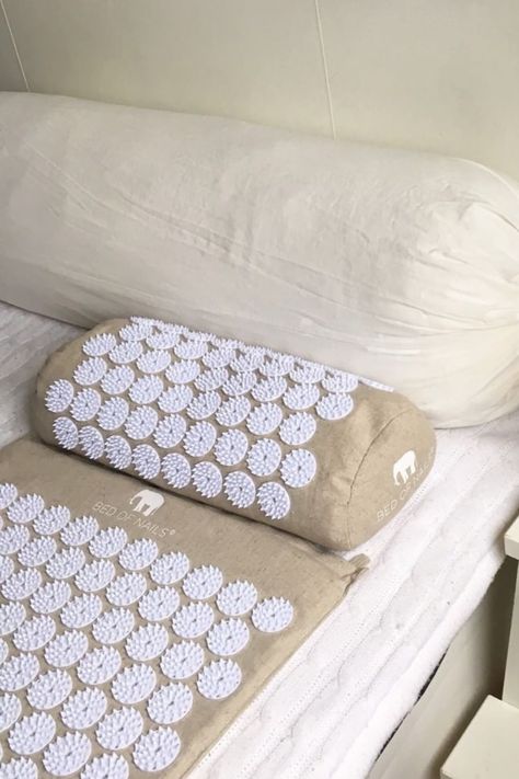 The acupressure mat is a perfect addition to your wellness routine! It's designed to relieve pain and tension by stimulating acupressure points. Made of organic linen, it offers a variety of positions for foot massage, reflexology, and neck/back pain relief. It's a holistic and stimulating way to reduce tight muscles and promote healthy living, all from the comfort of your home. Try it now and experience ultimate mind-body relaxation! #ad Massage Rug, Foot Pressure Points, Acupuncture Mat, Wellness Rituals, Relaxation Therapy, Massage Therapy Rooms, Bed Of Nails, Mindfulness Coach, Beaded Crossbody Bag