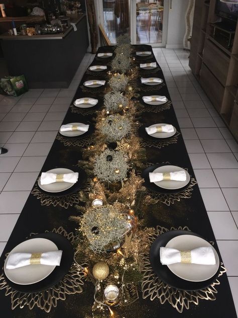 Christmas Table Black And Gold, Black And Gold Christmas Party Decor, New Years Table Decorations Ideas, Deco Table Champetre, Gala Decorations, Pretty Christmas Decorations, New Year Table, Deco Table Noel, Christmas Dinner Table