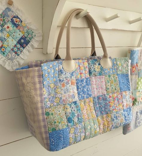 Quilt Tote Bags Patterns, Quilted Bag Patterns Free, Quilted Tote Bags Patterns, Patchwork Bags Diy, Quilt Tote Bag, Quilt Purse, Quilt Bags, Quilted Bag Patterns, Bags To Make