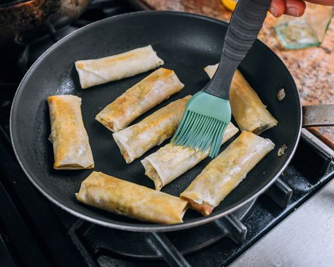 This is an easy way to make pan-fried spring rolls without using too much oil, or if you simply want to avoid deep-frying altogether! Source: thewoksoflife.com Deep Fried Spring Rolls, Pan Fried Spring Rolls Rice Paper, Chinese Spring Rolls, Fried Spring Rolls, Spring Roll Recipe, Air Frying, Cook Off, Delicious Vegetables, Egg Rolls