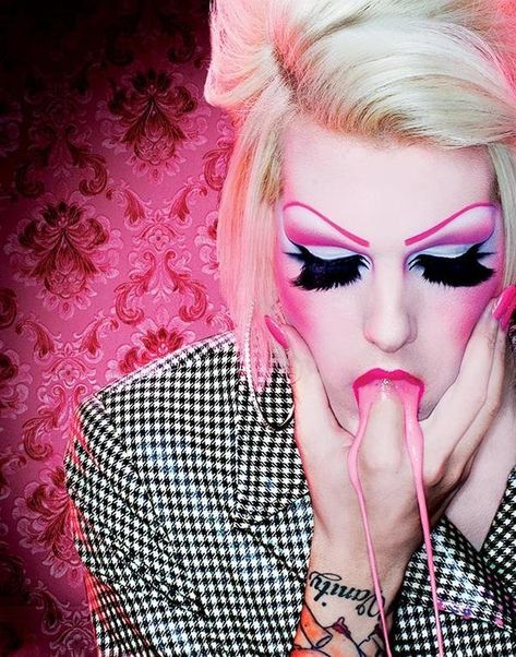 CafeMom.com : It was all very Myspace chic. : 21 Dramatic Photos Of Jeffree Star Before He Was A YouTuber Jeffree Star Instagram, Jeffree Star Myspace, Jeffery Star, Beauty Killer, Dramatic Photos, Indie Makeup, Scene Queens, Beauty Vlogger, Rawr Xd