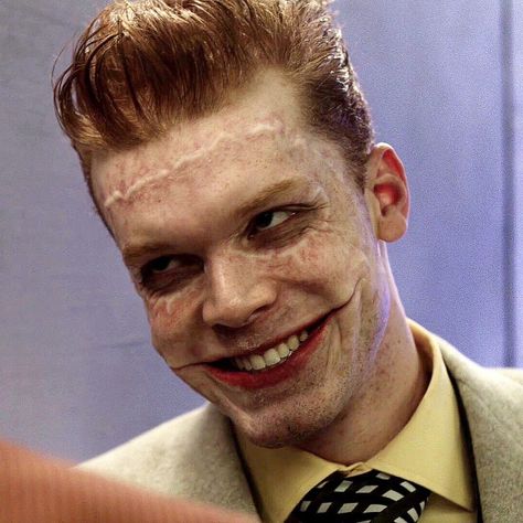 🎠Jerome’s Circus🎪 on Instagram: “That is just the cutest smile 💖 ☻ ☻ ☻ ☻ ☻ ☻ ☻ ☻ ☻ ☻ #jeromevaleska #valeska #gotham #gothamcity #MANIAX #arkham #JeromesCult #haleyscircus…” Tim Drake Batman, Shameless Gallavich, Clown Carnival, Joker Gotham, Jerome Gotham, Gotham Joker, Gotham Tv Series, Joker Smile, Gotham Series