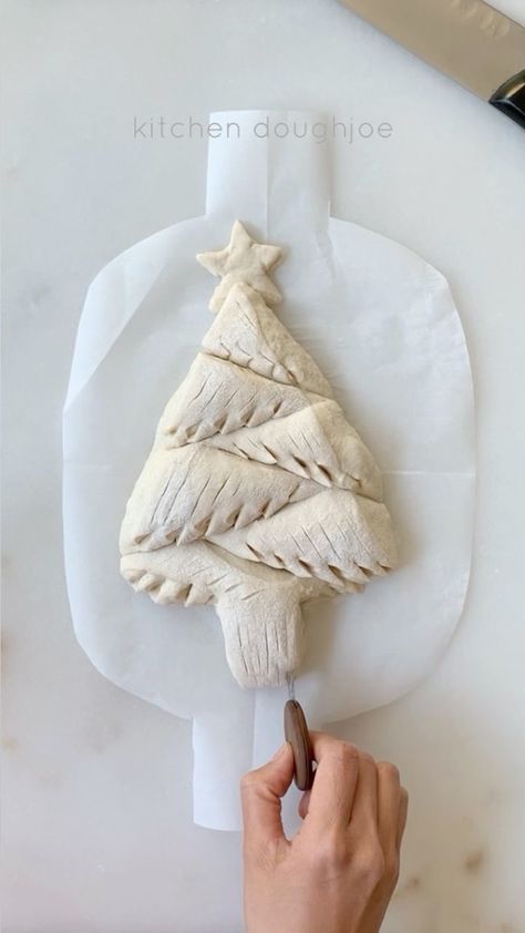 Christmas Tree Sourdough Bread, Christmas Shaped Sourdough, Christmas Bread Scoring Patterns, Christmas Bread Art, Christmas Tree Sourdough Scoring, Sourdough Christmas Tree, Christmas Sourdough Scoring, Christmas Sourdough Bread, Christmas Tree Sourdough