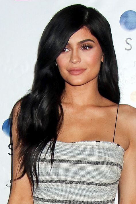 Kylie Jenner Wavy Black Long Layers, Side Part Hairstyle | Steal Her Style Kylie Jenner Haircut, Kylie Jenner Black Hair, Kylie Jenner Hair Color, Balayage Straight Hair, Kylie Hair, Jenner Hair, Kylie Jenner Hair, Side Part Hairstyles, Hair Styles 2014