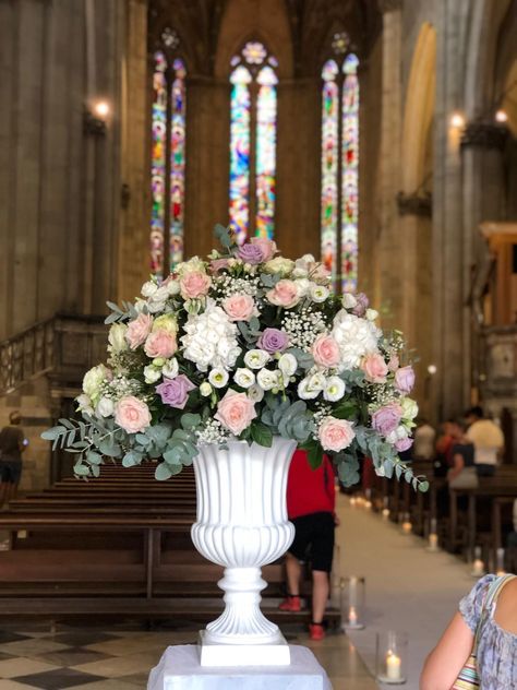 Large Flower Centerpieces Wedding, Alanna Wedding, Ideas Bodas, Large Floral Arrangements, Church Flower Arrangements, Centerpieces Wedding, Tall Centerpieces, Flower Arrangements Simple, Table Arrangement