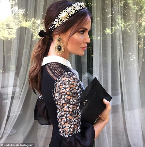 Self-Portrait jumpsuit with a stunning headpiece designed by celebrity milliner Viktoria Novak Jennifer Hawkins, Look Office, Race Wear, Penteado Cabelo Curto, Jumpsuit With Sleeves, Party Hairstyles, Scrunchie Hairstyles, Headband Hairstyles, Bridal Hair