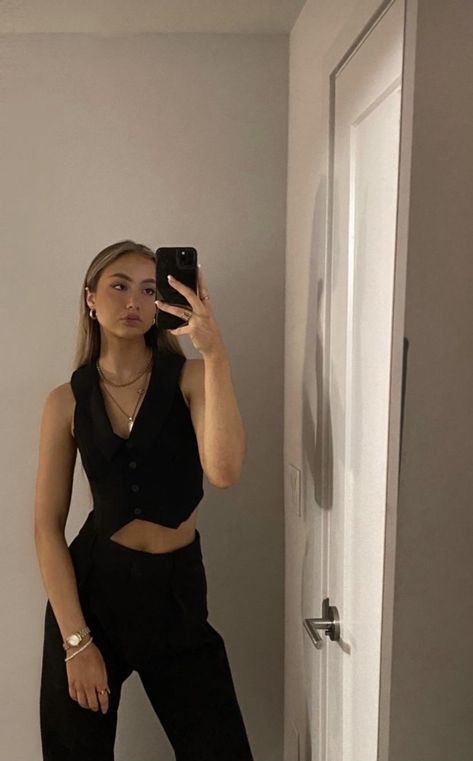 Casual Party Outfit Night, Hannah Harrell, Brianna Smith, Vest Outfits Aesthetic, Black Vest Outfit, Party Outfits Night, Casual Party Outfit, Outfit Plan, Evening Outfits