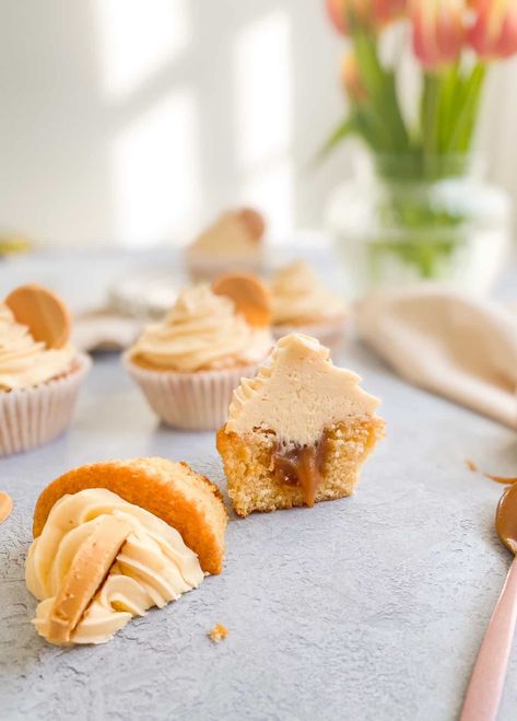 CARAMELISED WHITE CHOCOLATE CUPCAKES White Chocolate Cupcakes, Caramelized White Chocolate, White Chocolate Recipes, Caramel Filling, Chocolate Cream Cheese, Chocolate Sponge, Cupcake Cases, Golden Syrup, Chocolate Filling