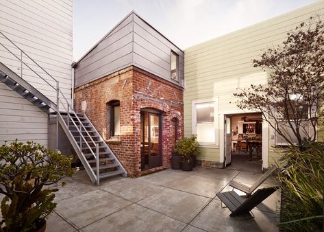 Brick House in San Francisco by Azevedo Design Kitchen Architecture, Tiny House Towns, Architecture Renovation, Tiny House Swoon, Mini Loft, Micro Apartment, House Pictures, Best Tiny House, Decorating Farmhouse