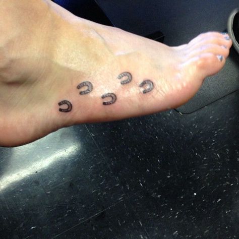 Small Horseshoe Tattoo, Land Tattoos, Star Foot Tattoos, Shoe Tattoo, Horseshoe Tattoo, Tattoo On Foot, Cute Foot Tattoos, Small Foot Tattoos, Horse Shoe Tattoo