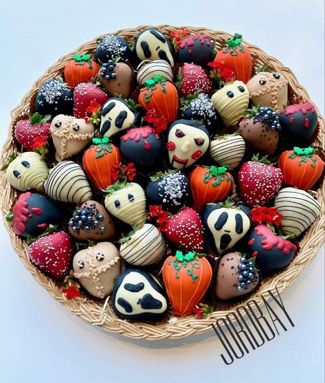 Halloween Strawberries, Spooky Halloween Desserts, Halloween Sleepover, Postres Halloween, Recetas Halloween, Dulces Halloween, Berry Basket, Halloween Movie Night, Spooky Food