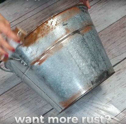 Discover how to paint galvanized metal to bring a shabby-chic aesthetic into your DIY decorating. Add a touch of antique to your home with these easy steps! Painting Galvanized Metal, Outside Bench, Natural Easter Eggs, Beach Christmas Decorations, Garden Screen, Painting Methods, Faux Rust, Craft Business Ideas, Paint Tutorials