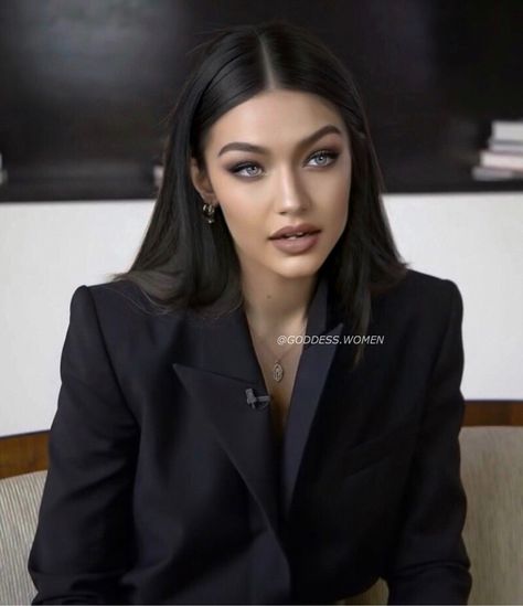 Gigi Hadid Beauty, Happy Birthday Queen, Gigi Hadid Looks, Mode Ulzzang, Birthday Queen, Popular Haircuts, Instagram Happy Birthday, Beauty Guru, Gigi Hadid