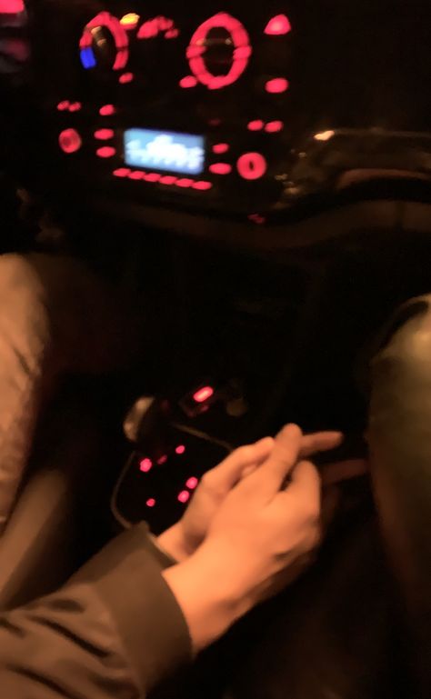 Couple Driving Aesthetic, Driving Aesthetic Night, Holding Hands Video, Backgrounds Tumblr Pastel, Couple In Car, Caring Love, Hand Video, Couple Holding Hands, Couple Hands