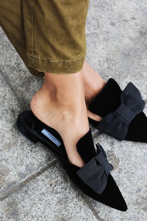 7 Shoe Trends That Are Going to Be Huge This Year #purewow #trends #fashion #shoes Mule Flats, Stil Inspiration, Fabulous Shoes, Shoe Obsession, Shoe Porn, Shoe Lover, Suho, Beautiful Shoes, Flat Shoes