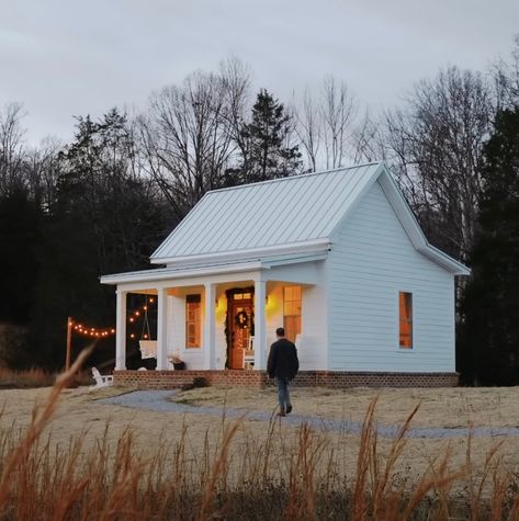 This charming ‘tiny farmhouse’ is under 500 sq. ft and perfect for an older couple Tiny Homes Ideas, Barn Tiny House, Simple Small House, 500 Sq Ft House, Small House Kits, Small Farmhouse Plans, Tiny Farmhouse, Garage To Living Space, Barn Apartment