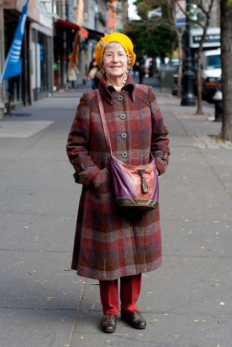 Old Lady Clothes, Autumn Afternoon, People Clothes, Advanced Style, Old Lady, Old Woman, Old People, Cozy Outfit, Vintage Coat