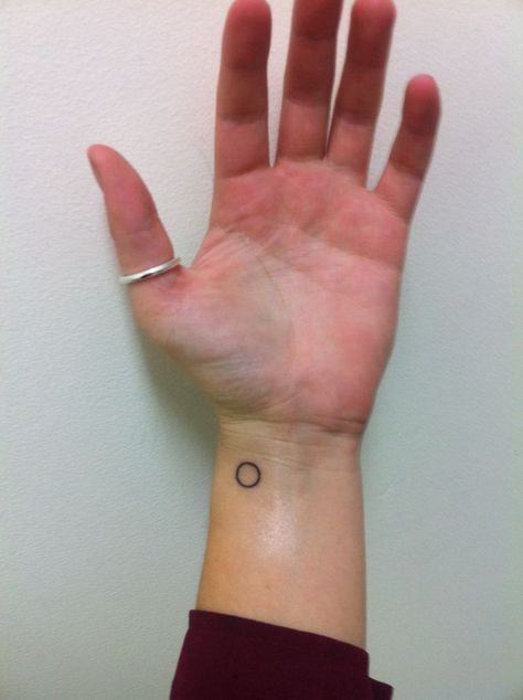 Small Circle Tattoo, Tato Lingkaran, Circle Tattoo Meaning, Tato Geometris, Tato Dengan Makna, Tattoo On Wrist, Tato Jari, Cool Wrist Tattoos, Circle Tattoo