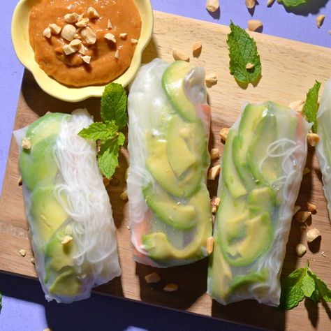 Avocado Spring Rolls with Peanut Ginger Sauce - Avocado Foodie Avocado Spring Rolls, Ginger Dipping Sauce, Vegan Spring Rolls, Veggie Spring Rolls, Cold Lunch, Avocado Roll, Veggie Recipe, Rice Wraps, Fitness Meals