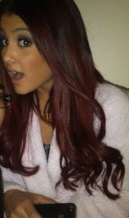 Ariana Grande Red Ariana Grande, Ariana Red Aesthetic, Ariana Grande Light Brown Hair, Ariana Grande Red Hair Rares, Ariana Grande Red Hair, Red Hair Outfits, Nickelodeon Girls, Valentine Hair, Dark Red Hair