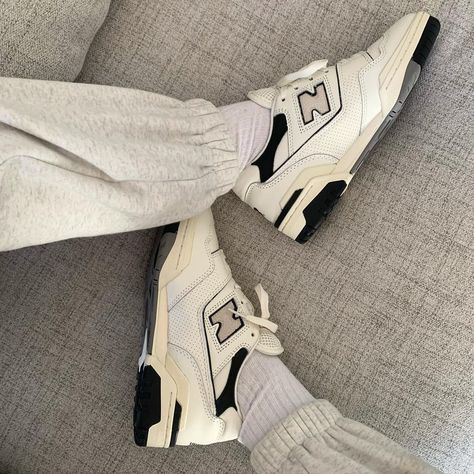 New Balance 550 Cream, Cream New Balance, French Girl Outfits, New Balance 550s, Cream Outfit, Outfit Simple, French Girl Style, Vintage Sneakers, Like Someone