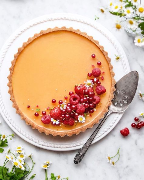 Mei Yee on Instagram: “Citrus chamomile spring tart 🧡 Vegan | gluten-free | refined sugar free . . . Recipe Crust 1 cup gluten free oat flour 3/4 cup almond…” Spring Tart, Curd Pie, Lemon Curd Pie, Chocolate Cherry Tart, Curd Tart, Lemon Curd Tart, Vegan Tarts, No Bake Lemon, Lemon Curd Filling