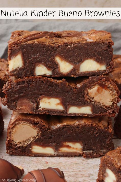 Recipe for Nutella Kinder Bueno Brownies - perfectly fudgey brownies with kinder chocolate, kinder bueno and nutella swirled into them! #thebakingexplorer #nutellebrownies #kinderbueno #kinderchocolate #chocolatebrownies Stuffed Brownie Recipes, Kinder Bueno Cheesecake Recipe, Kinder Recipes, Kinder Bueno Recipes, Bueno Brownies, Unhealthy Desserts, Bueno Recipes, Easy Stuffed Pepper Recipe, Xmas Baking