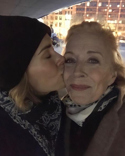 Sarah Paulson And Holland Taylor, Holland Taylor, To Holland, Show Gratitude, Woman Loving Woman, Sarah Paulson, The Love Club, Age Gap, Cate Blanchett