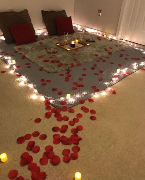 Valentine Bedroom Decor, Valentines Bedroom, Romantic Room Surprise, Romantic Dinner Decoration, Romantic Room Decoration, Valentines Surprise, Romantic Date Night Ideas, Anniversaire Diy, Romantic Bedroom Decor