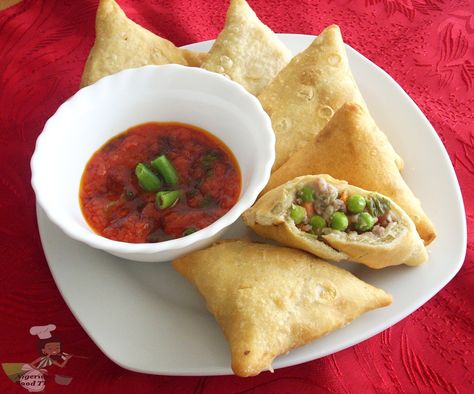 Nigerian Samosa, Nigerian Samosa recipe, How to make Nigerian Samosa :How to make Nigerian Samosa All Nigerian Recipes, How To Make Samosas, Nigeria Food, African Dishes, Samosa Recipe, Nigerian Recipes, Clam Recipes, Easy Veggie, Nigerian Food