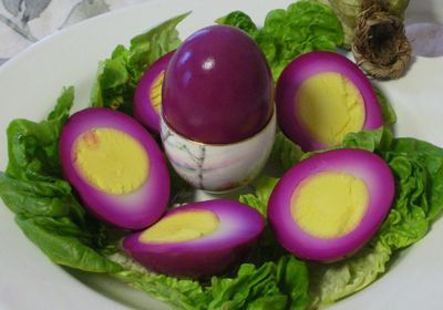 Oeufs dans le jus de betteraves pour une belle couleur vive pour une salade! Purple Eggs, Easter Recipe, Decorações Com Comidas, Pickled Eggs, Beet Juice, Party Food Appetizers, Hard Boiled, Deviled Eggs, Food Humor