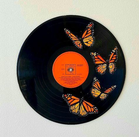 Vinyl Record Drawing Simple, Painted Vinyl Records Wall Art Aesthetic, Butterfly Record Painting, Painted Plates Ideas Aesthetic, Vinyl Record Decor Ideas Wall Art, Painted Vynil Ideas, Vynil Paint Ideas, Vinyl Disc Aesthetic, Painted Vynal Records