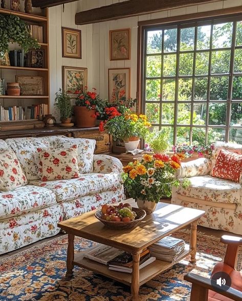 English Cottage Living Room, Cottage House Interior, Lake House Living Room, English Cottage Interiors, Cottage Core Home, Living Room Aesthetic, Cottage Living Rooms, Cottage Interior, Casa Vintage