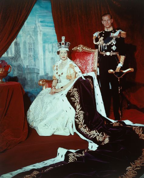 Queen Elizabeth II in Coronation robes with the Duke of Edinburgh, photo by Cecil Beaton. England, 1953 Ratu Elizabeth, Coronation Robes, Princesa Elizabeth, Norman Hartnell, Timothy Laurence, Reine Elizabeth, Cecil Beaton, Elisabeth Ii, Prince Phillip