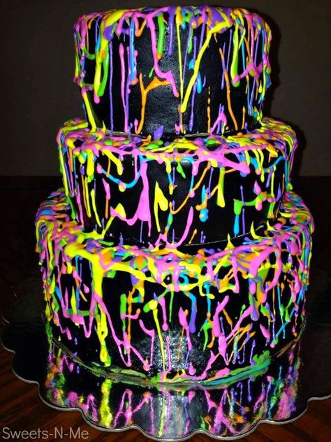 Awesome Neon Splatter Birthday Cake Idea #Neon cake #Paint splatter frosting #rainbow #black cake made by Sweets-N-Me | http://www.sassydealz.com/2014/01/awesome-neon-splatter-birthday-cake-idea.html Neon Birthday Cakes, Birthday Cake Girls Teenager, Splatter Cake, Neon Cake, Neon Cakes, Paintball Party, Glow In Dark Party, Neon Birthday Party, Slime Birthday