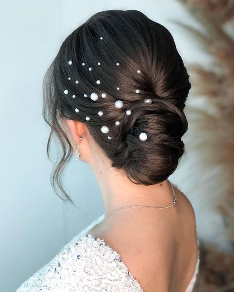 Hairstayl For Wedding, Brides With Pearls, Elegant Hairstyles With Pearls, Wedding Hair Styles Updo Elegant, Hairdo With Pearls, Wedding Hairstyle Pearls, Wedding Hairstyles Classic, Pearl Wedding Makeup, Updos With Pearls